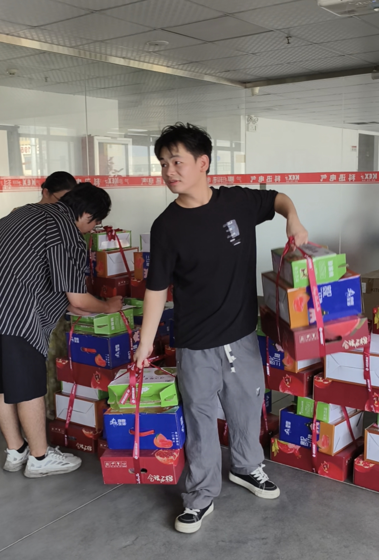 Με αφορμή το Mid-Autumn Festival, η Kexun Electric ετοίμασε εκλεκτά κουτιά δώρων για κάθε εργαζόμενο.